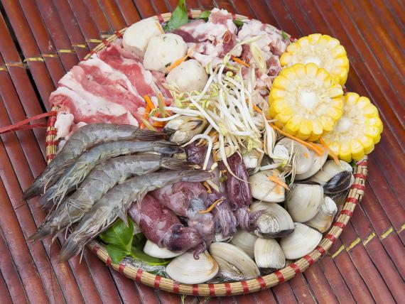 Thịt bò và hải sản được chế biến trong bữa ăn giàu đạm